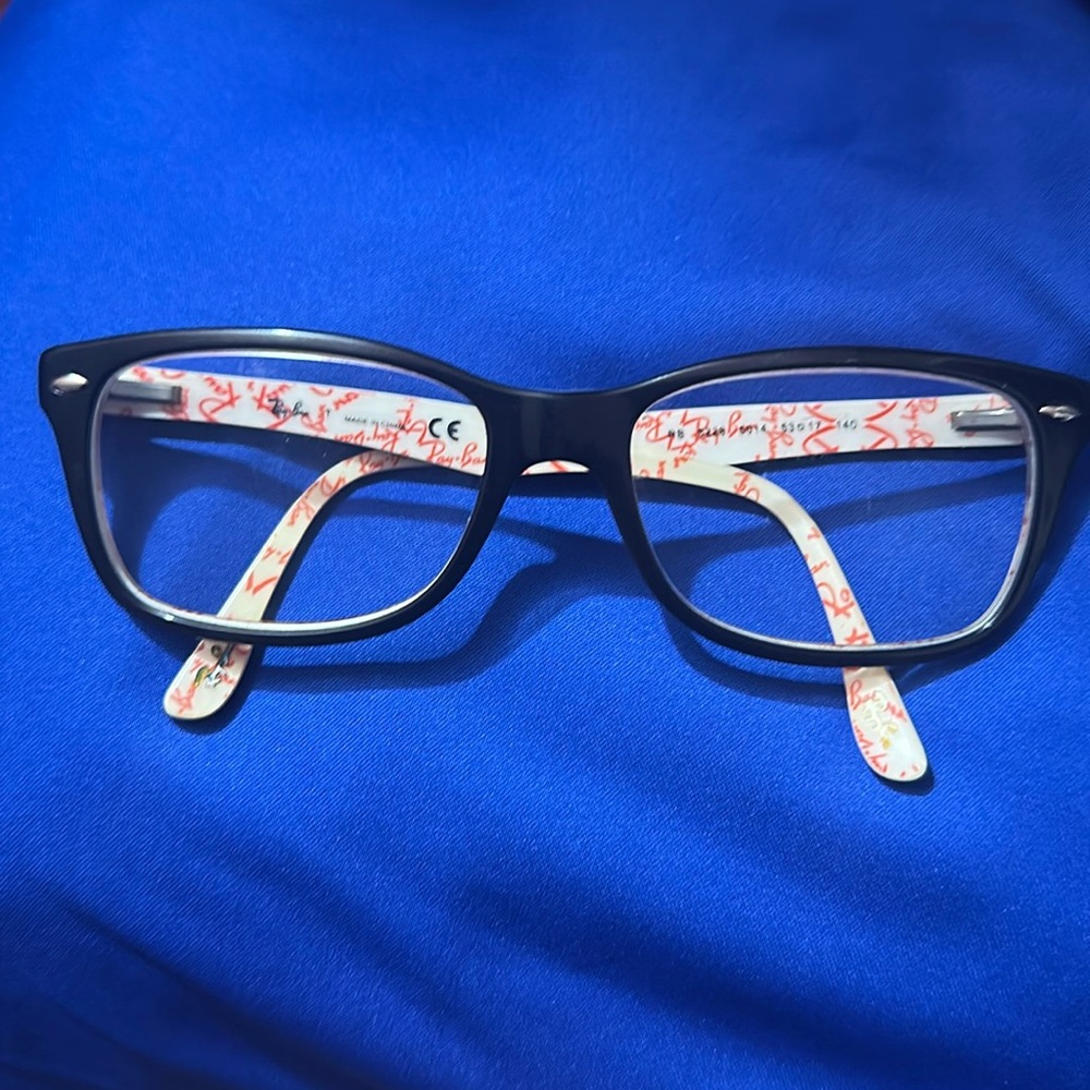 Ray Ban RB 5228 5014 53. 17 140 prescription Eyeglasses.
(USED GOOD CONDITION)